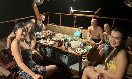 11-Orental-Dream-Junk-Boat-Dining