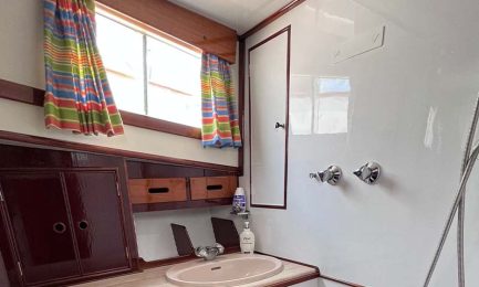 12-Maria-Yacht-Bathroom