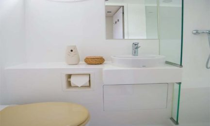 12-Maximum-Yacht-Bathroom