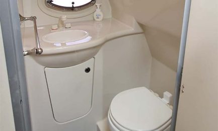 15-Fun@Sea-Yacht-Toilet