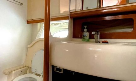 16-Alpha-Meta-Yacht-Bathroom