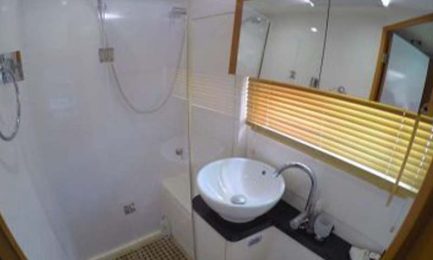 17-Synergy-1-Yacht-Bathroom