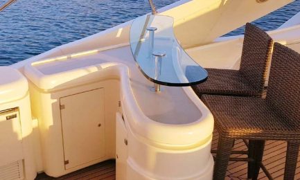 4-Eagle-Wings-3-Yacht-Flybridge-Lounge-Corner