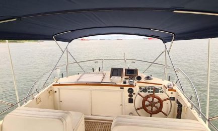 4-Sierra-1-Yacht-Flybridge