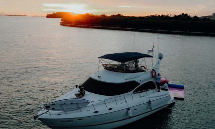 4-Why-Knot-1-Yacht-with-sunset-view