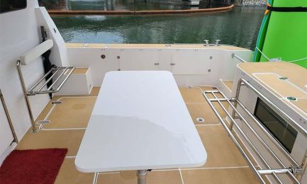 7-SunRider-Yacht-Aft-Deck-Lounge-Seat