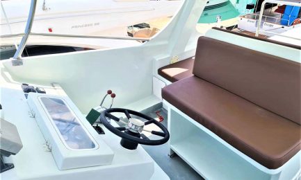 8-SG-Yacht-Helm-at-Flybridge